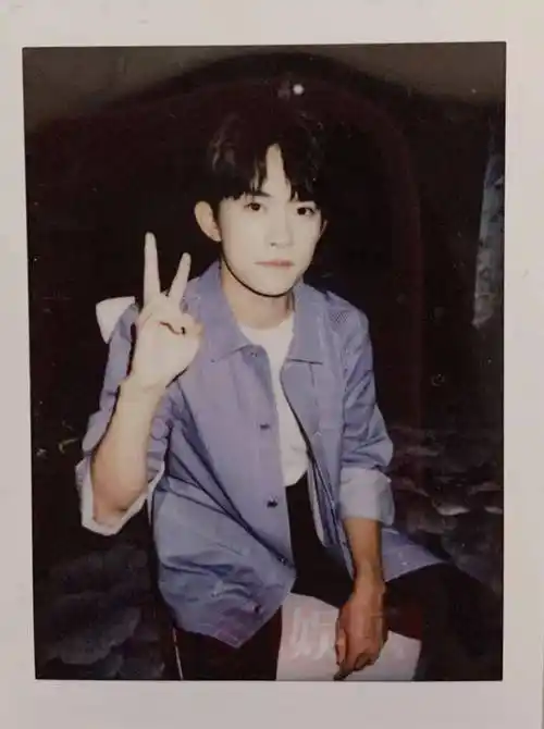 易烊千玺甜度满分的拍立得左一个耶右一个耶左右两个耶