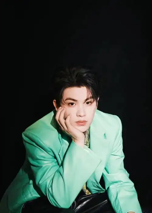 黄明昊绿色皮衣##黄明昊绿皮衣