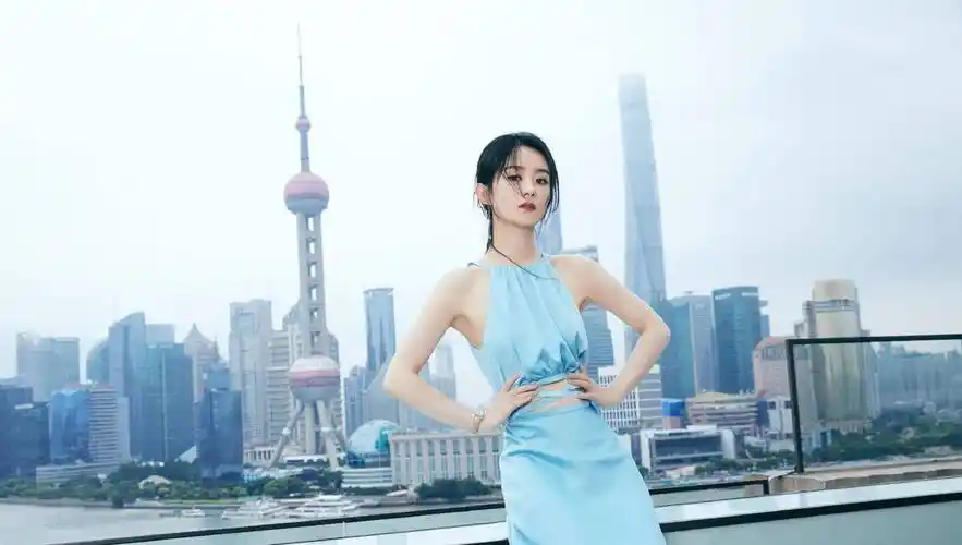 原创原创32岁赵丽颖当妈后颜值再攀高峰水蓝长裙秀蚂蚁腰气场太强