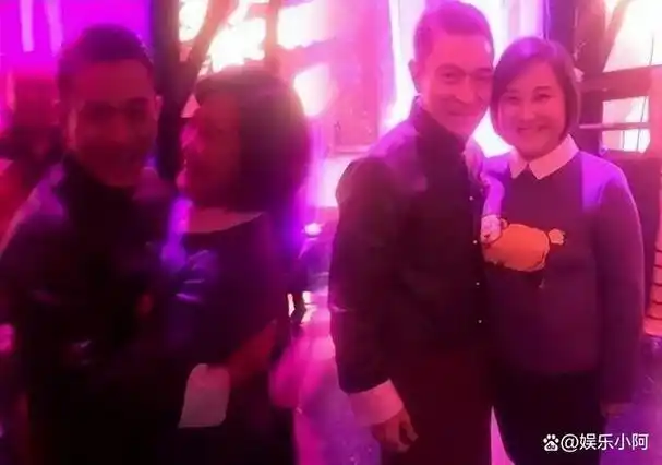 贾玲在13岁那年,完全沉迷于她的偶像刘德华,无法自拔.