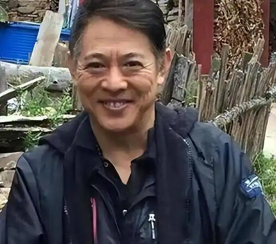 李连杰近照引热议,满脸老年斑脱发严重,利智也老了,认