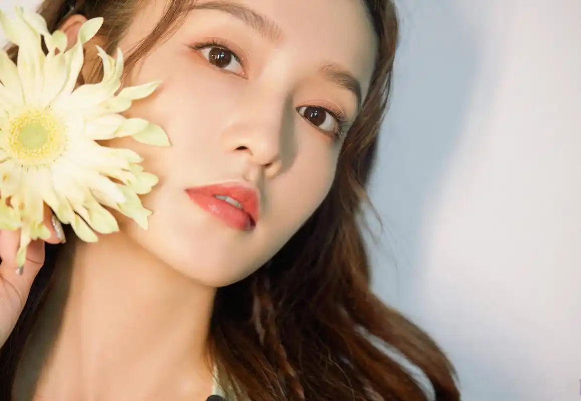 李沁 比花儿还美的女孩 特别喜欢李沁,优雅高贵美丽大方,气质很好