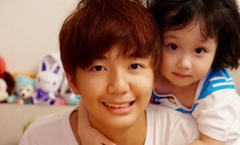 洪欣在微博晒出为儿子庆生的照片