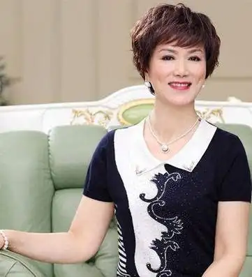 适合60岁母亲的气质发型,爱妈妈就帮她选款合适的!