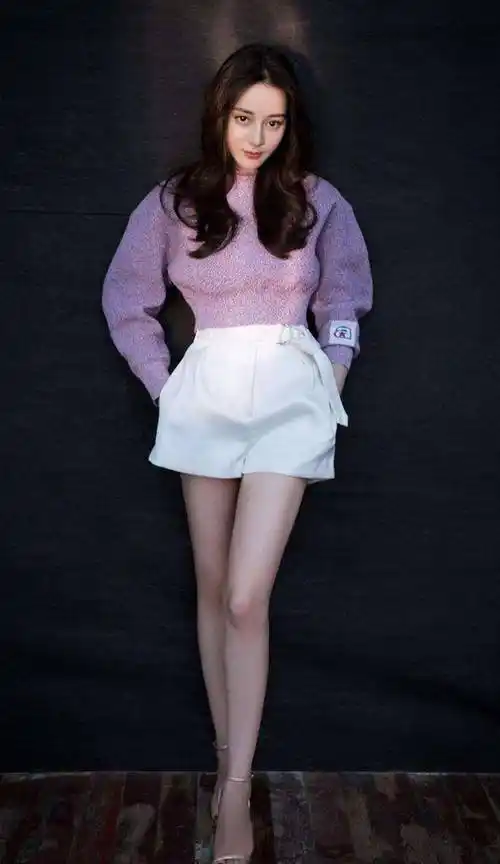 不过相比上身而已,迪丽热巴的下身搭配更为亮眼,不少粉丝看到这次的