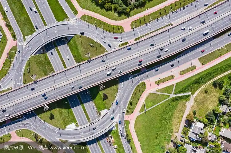 从无人机拍摄的城市居住区道路环岛交叉口