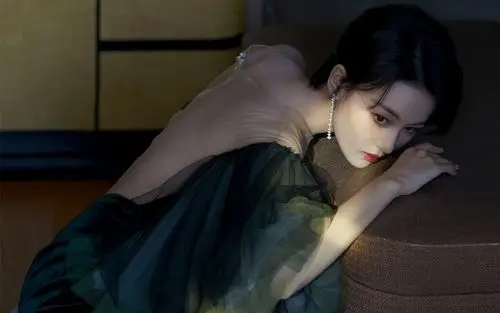 张馨予优雅气质性感写真图片桌面壁纸