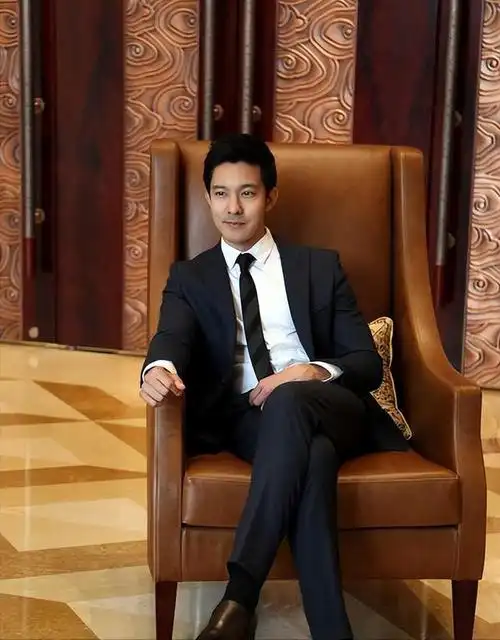 03 钟汉良早期是歌手,类似于现在的唱跳爱豆,钟汉良还有着一个"小太阳