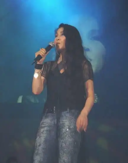 田震,作为中国最具号召力的本色歌后,自出道以来,其震撼的歌声和