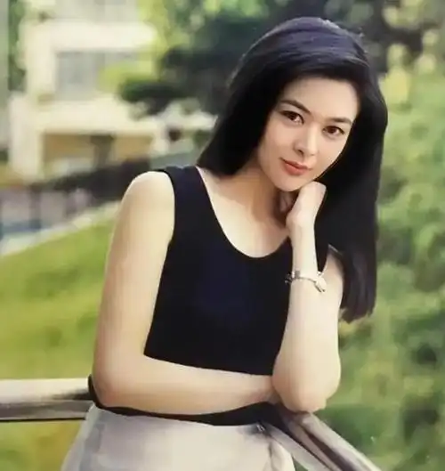 年轻时被誉为香港第一女神关之琳