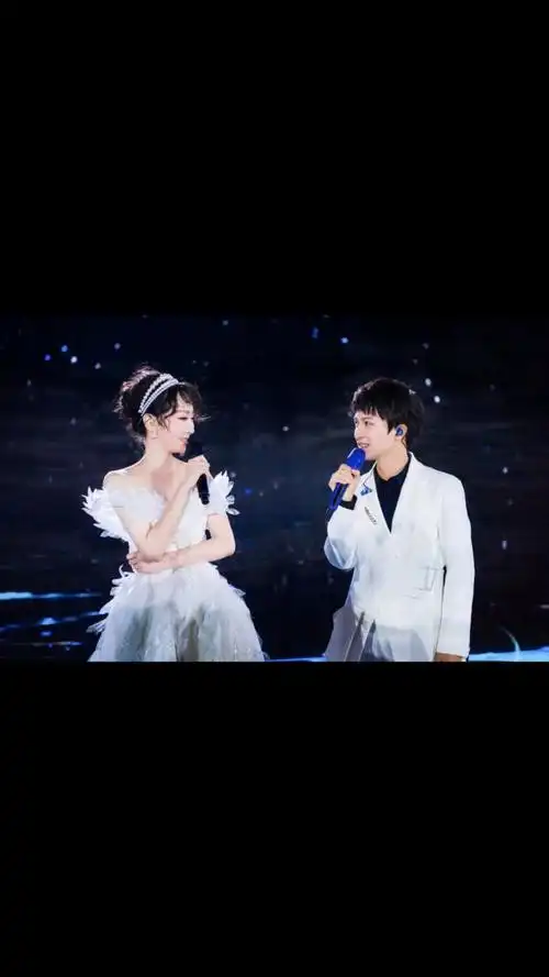 周深萨顶顶合唱《左手指月》高音炸裂燃炸全场!