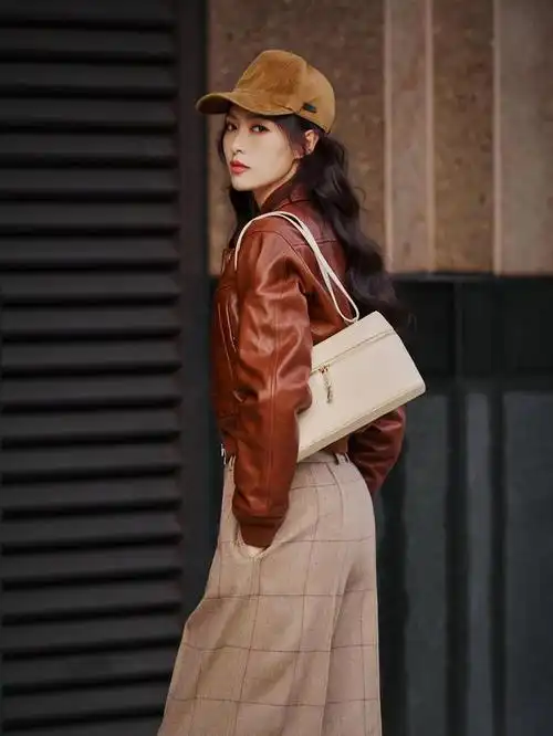 唐嫣又带火了一种新穿法皮衣香蕉裤平底鞋时髦又洋气