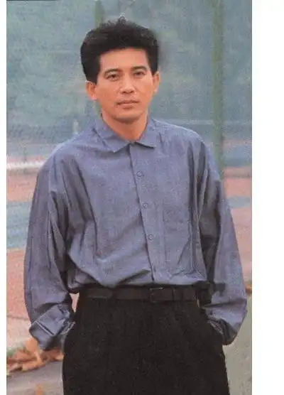 秦汉年轻的时候非常帅气,绅士斯文的形象深受大家的喜爱.