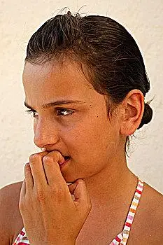 咬指甲图片_咬指甲图片大全_咬指甲图片下载