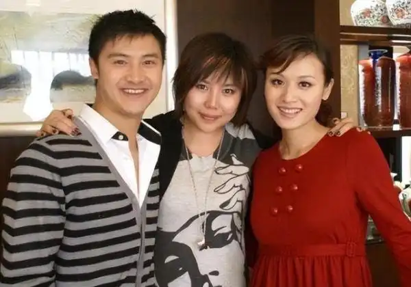 周笔畅歌手个人资料 歌手周笔畅的个人简历 - 歌词译