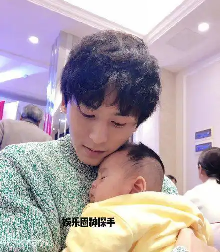 张哲瀚怀抱小孩超温柔童年照被指撞脸侄子