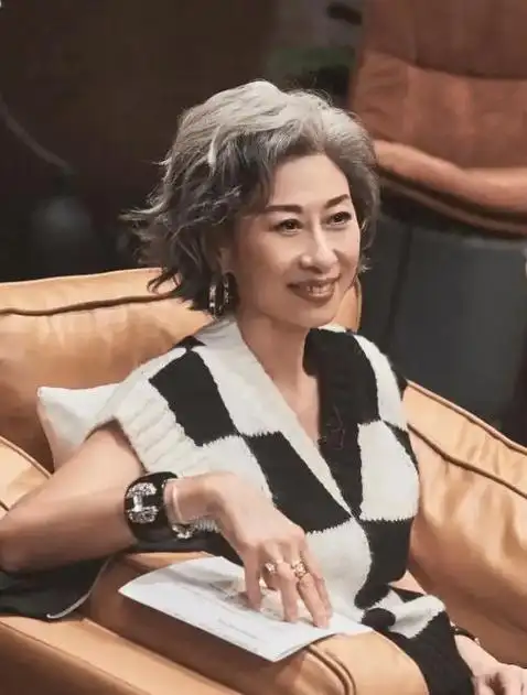 叶倩文,这位62岁的老年人,已经走过了一生中许多的艰辛和坎坷.