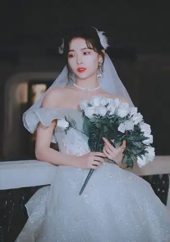 许佳琪毕业演出婚纱造型瞬间上热搜真是美翻众人