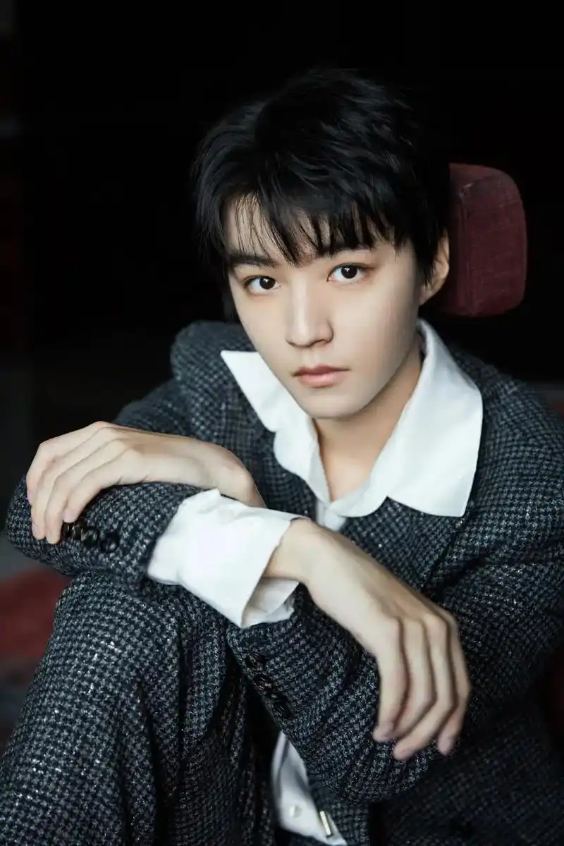 王俊凯摩登西服大片 #壁纸潮图 早知道是这样 像梦一场 我 - 抖音