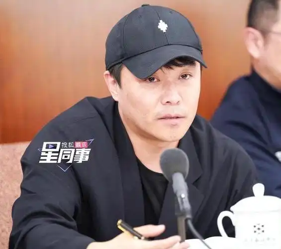 明星素颜现身人民大会堂,吴京脸红脖子粗,陈道明生图真实|周迅|段奕宏