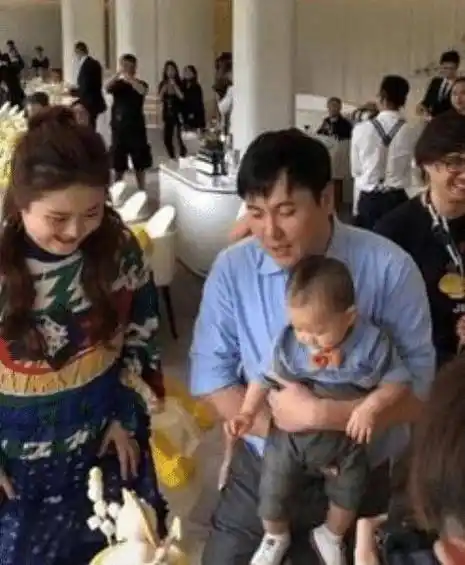 沈腾一家人罕见同框,没想到妻子太抢镜,200斤身材是亮点_王琦_漂亮