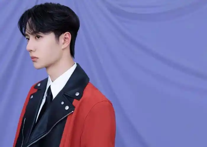 王一博元宵晚会造型大片公开,红黑拼接皮衣内搭白色衬衫超帅气