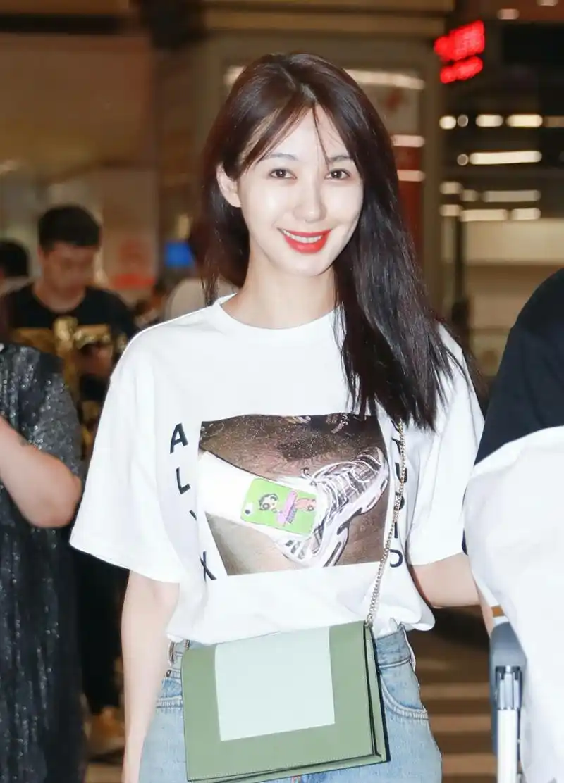 李菲儿每次现身机场必定秀身材,网友:现在的她笑起来好奇怪!