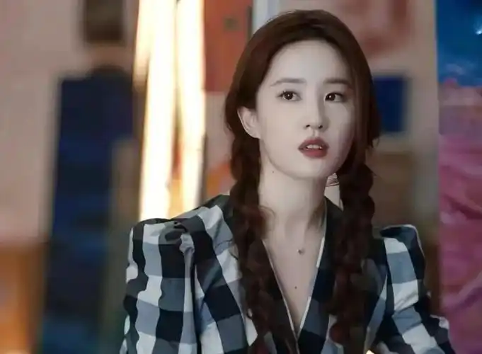 肤白貌美大长腿,《玫瑰的故事》刘亦菲用怼脸拍诠释什么叫万人迷