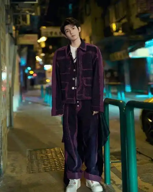 原创有种断骨式长大叫王源1米8身材比例引热议不愧是三小只最帅