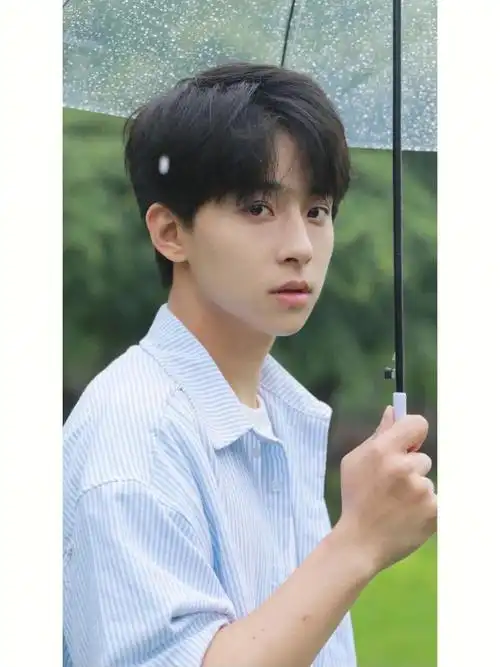 发型整个气质,少年感阳光型少年清爽笑起来有点可爱的校园大男孩整个
