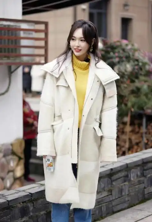 唐嫣《我们的客栈》穿搭,亮黄色毛衣配大衣,清新又减龄!