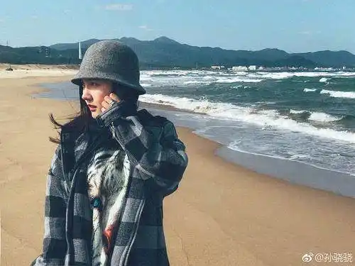 孙骁骁被指撞脸李艺彤,跟以前完全不一样,网友:这是换了个头吧