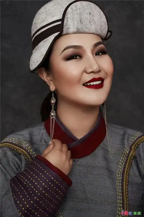 娜日莎,蒙古族青年女歌手,出生于内蒙古鄂尔多斯市,2011年本科毕业于