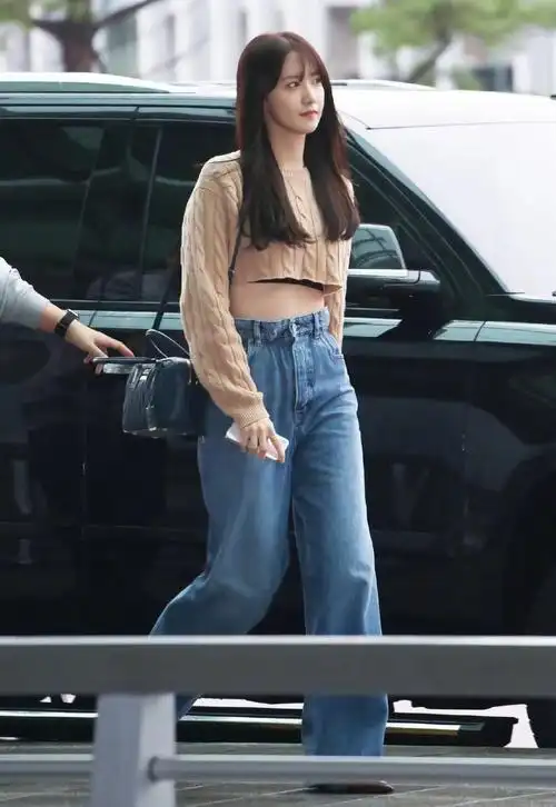 林允儿机场私服,驼棕色针织短毛衣配蓝色高腰牛仔裤,温柔迷人插图