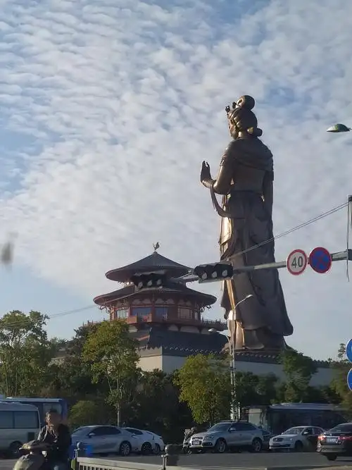 在路边就看见高大的武则天雕像