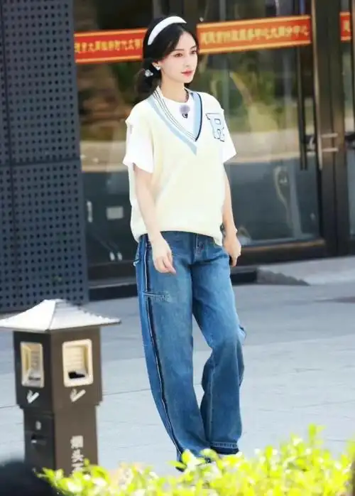 杨颖《奔跑吧兄弟》饭拍,米白针织背心配阔腿牛仔裤,清新又甜美插图