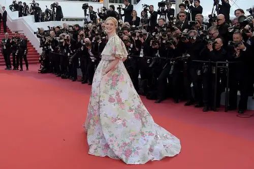 原创戛纳电影节day2李宇春景甜惊艳红毯悲惨世界获赞