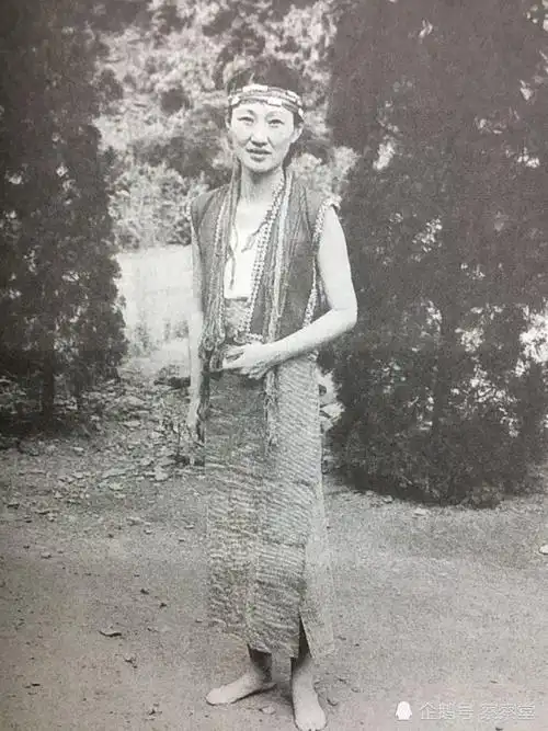 赵四小姐私人相册:涂指甲油,光脚丫,荡秋千,喂鸡等