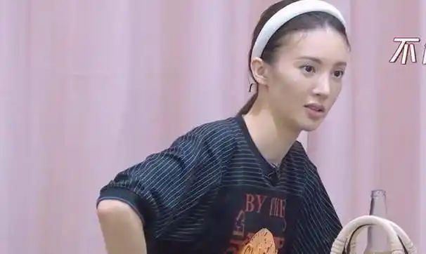 金晨坐姿火了,这个被妈妈嫌弃的坐姿,是多少女生的心头爱_双腿_包袱