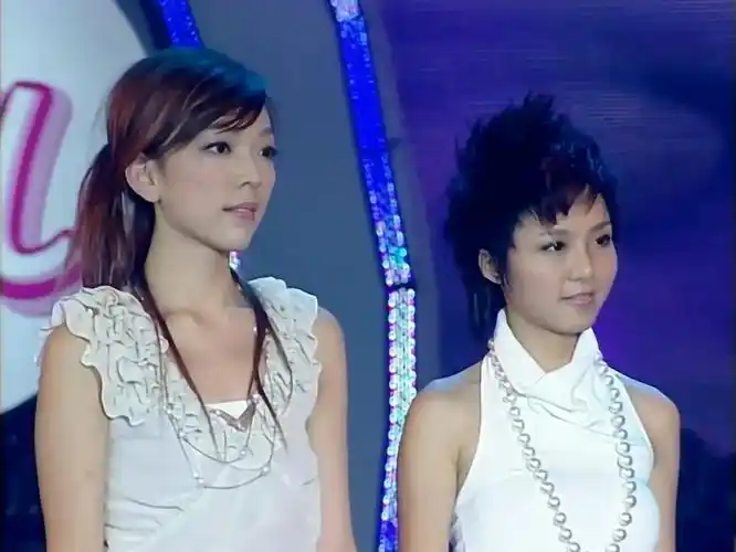 06年超女突围赛第二场:第一轮 张亚飞pk朱雅琼