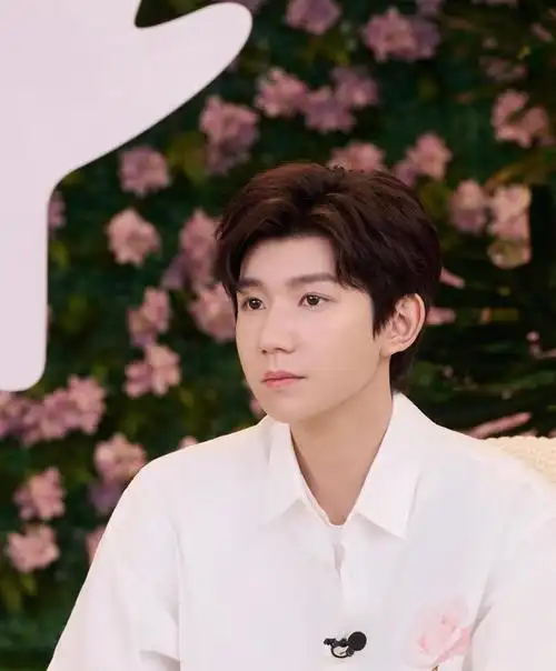 23岁生日得到队友祝福11月8日,tfboys成员王源迎来了自己的23岁生日