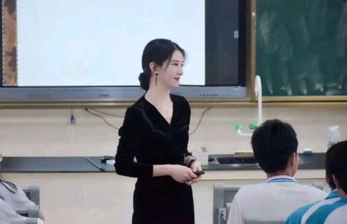近日经常在网络上看到"武大美女老师""娃娃脸女教师""女老师酷似lisa"