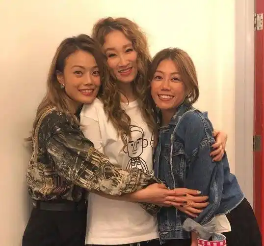 39岁容祖儿与友人合影!栗色长发搭印花上衣,状态好得不像奔四!