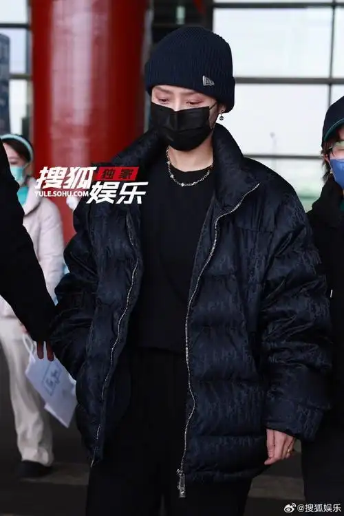 刘雨昕回国了#刘雨昕结束巴黎时装周行程回国,素颜皮肤好清透!