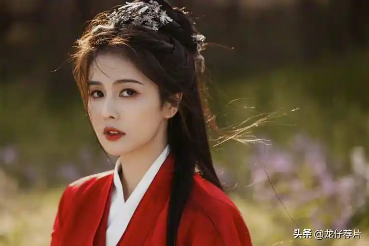 白鹿20岁到29岁颜值变化,从素人网红到古装女神,堪称逆袭的典范_造型