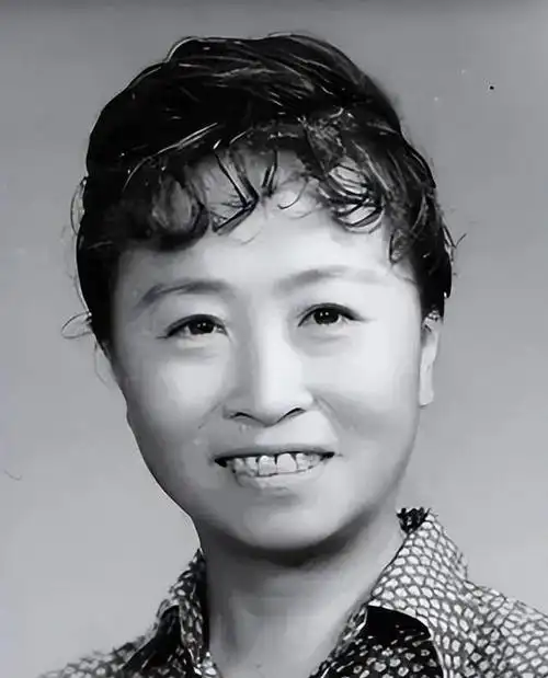 张少华,一个演艺界的巾帼英雄,她的一生如同一部戏,承载着梦想与坚持.