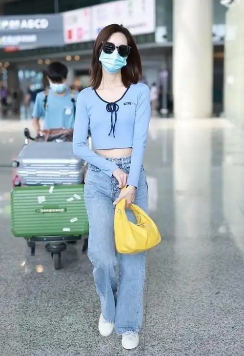 陈都灵也太有少女感了穿淡蓝色露脐上衣配牛仔裤看着好清爽啊