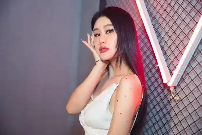 袁娅维太会秀好身材了!白色吊带裙还加高开叉设计,气场slay