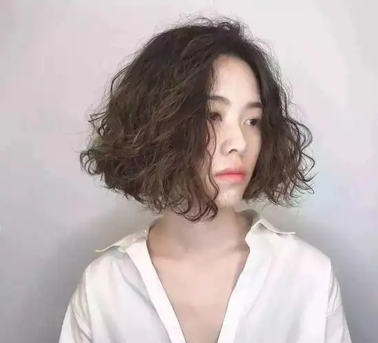 流行烫短发图片蓬松短发百搭减龄(女短发2020流行短发烫发小卷)