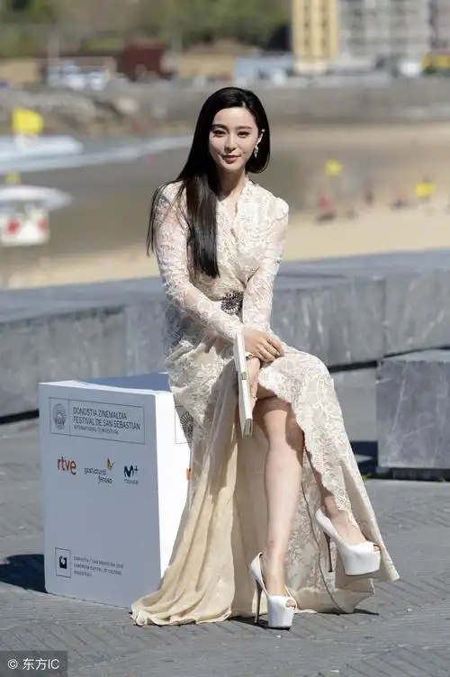 范冰冰穿白色亮相某活动 现在也知道你腿更好看了(2)